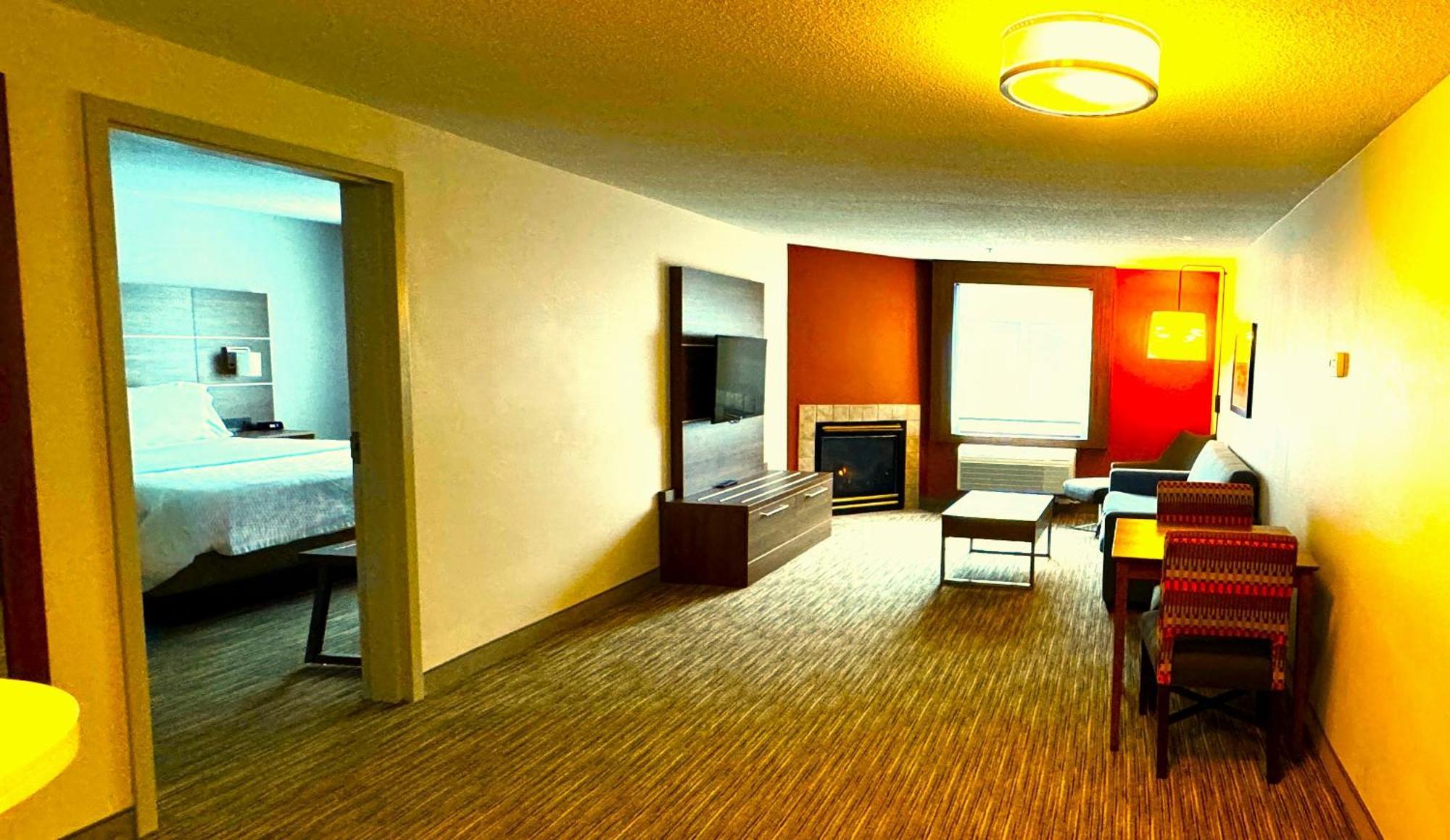Holiday Inn Express & Suites - Lincoln East - White Mountains By Ihg Екстериор снимка